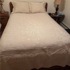 Pretty, Lightweight Coverlet/Bedspread and Shams, Size: Full